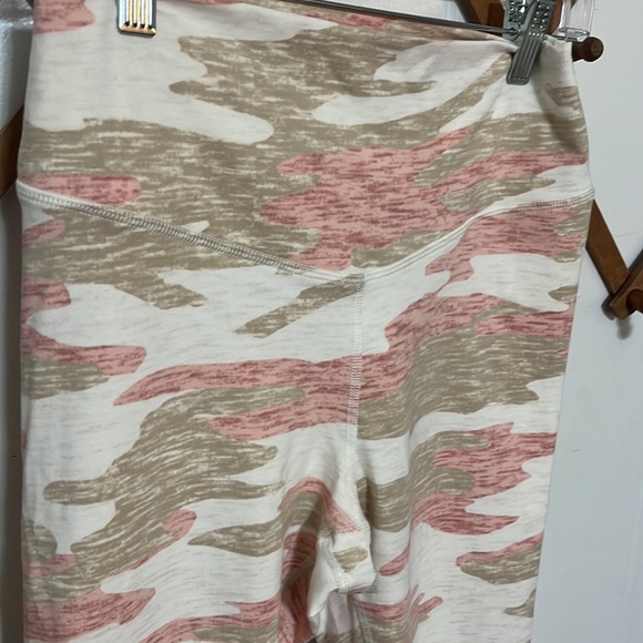 Pink camo leggings size M never worn ! - Picture 2 of 3